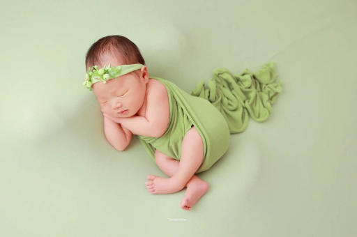 云南宝宝拍嗝吐奶