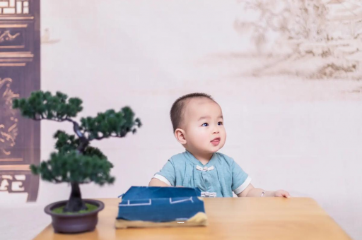 云南三个月宝宝抬头不稳